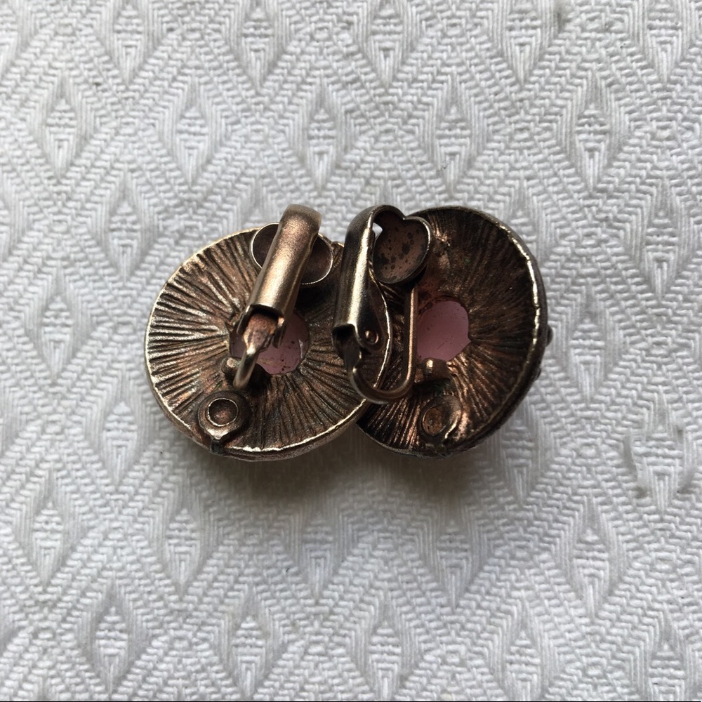 Vintage floral embossed clip-on earrings!🌷SALE! - Picture 3 of 3